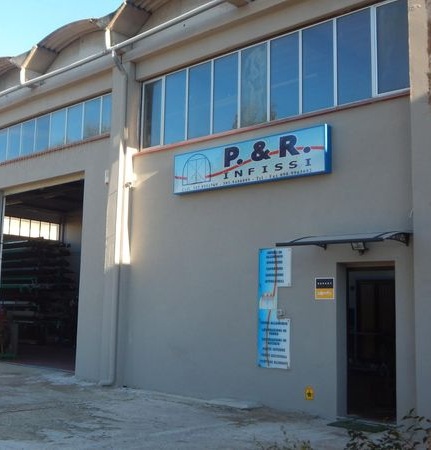 Sede e showroom P&R Infissi a Villafranca Tirrena, provincia di Messina
