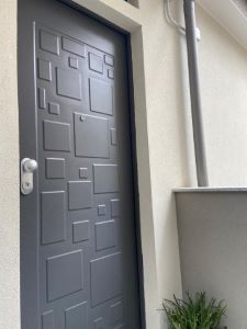 Portone d'ingresso in alluminio su misura installato da P&R Infissi a Villafranca Tirrena, provincia di Messina